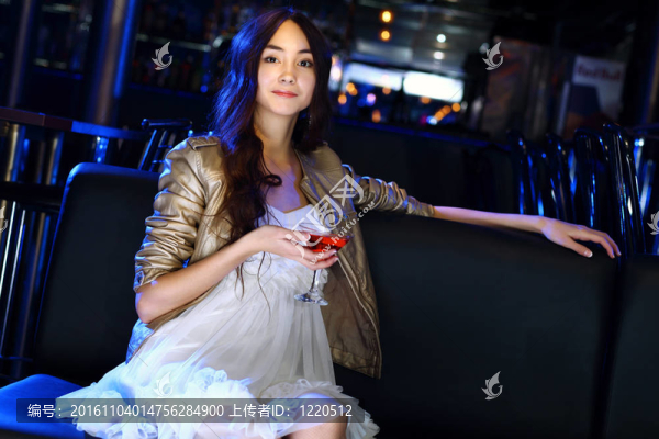 夜總會里有魅力的女人喝一杯