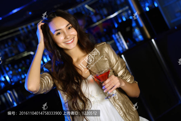 夜總會(huì)里有魅力的女人喝一杯