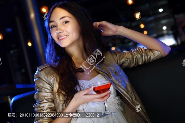 夜總會(huì)里有魅力的女人喝一杯