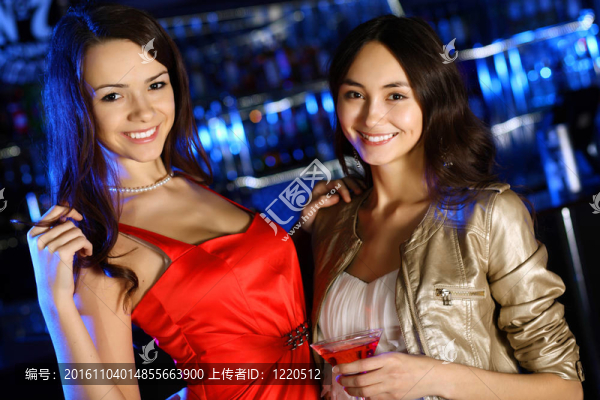 夜總會里有魅力的女人喝一杯