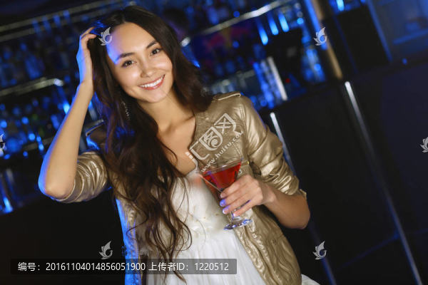 夜總會里有魅力的女人喝一杯