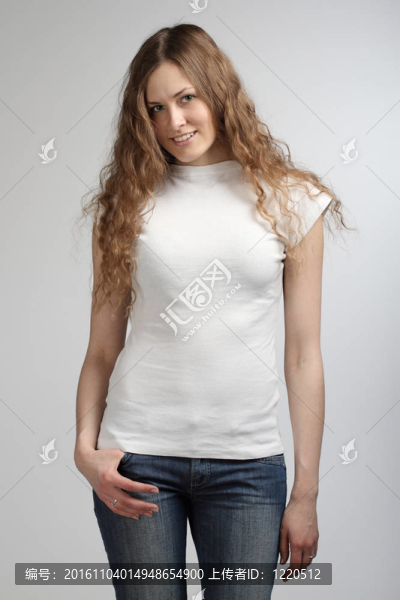 cutel女孩穿著白色T恤的微笑