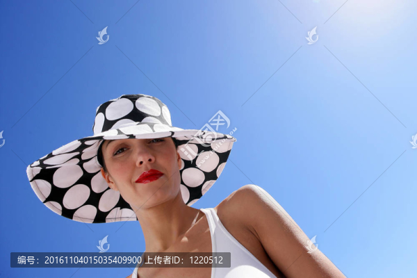 夏天女人戴帽子的畫像