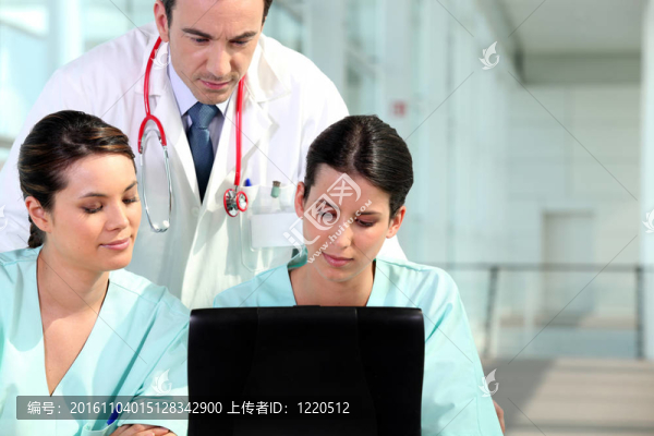 醫(yī)生和他的助手