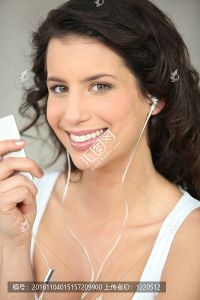 黑發(fā)聽(tīng)音樂(lè)通過(guò)MP3播放器