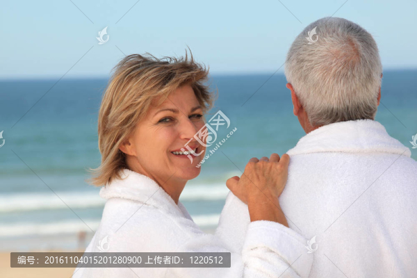 老夫婦在浴袍
