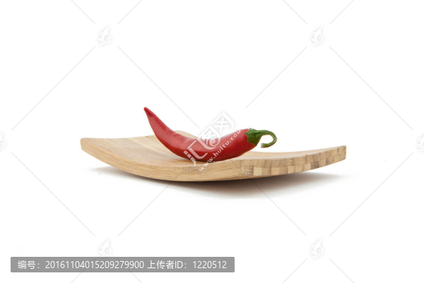 紅辣椒在木板上
