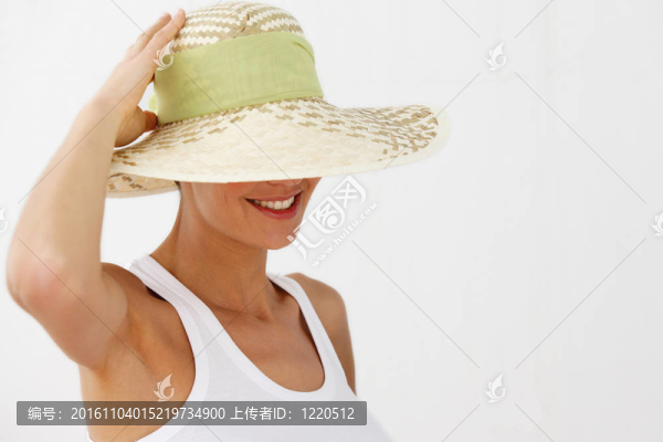 面帶微笑的女人戴著稻草帽