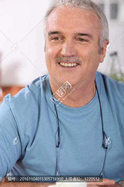 成熟的男人微笑