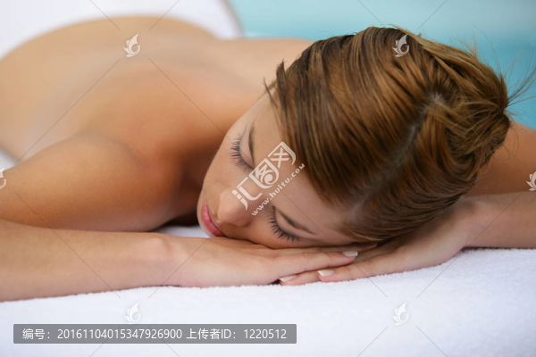 女子躺在按摩臺上閉眼