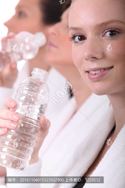 鍛煉后的女性飲用水