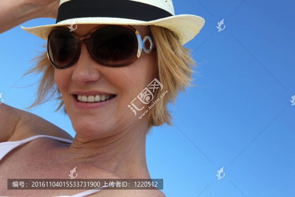 戴太陽鏡和戴帽子的女人