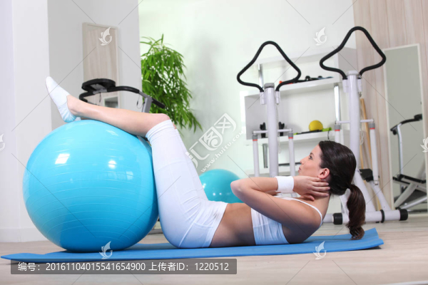 做健身球的女人