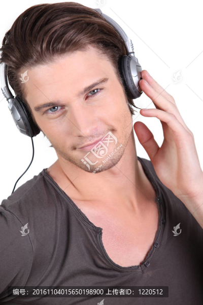 年輕人聽音樂