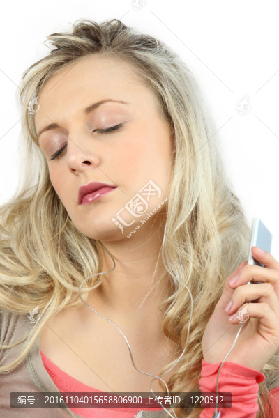 金發(fā)女人聽音樂