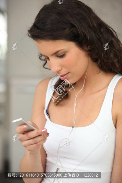 帶音樂播放器的年輕女子