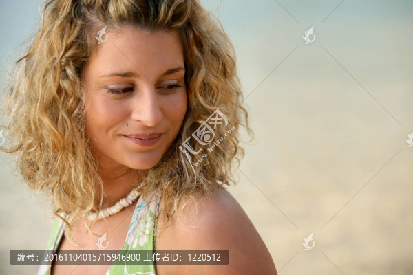 海灘上漂亮女孩的肖像