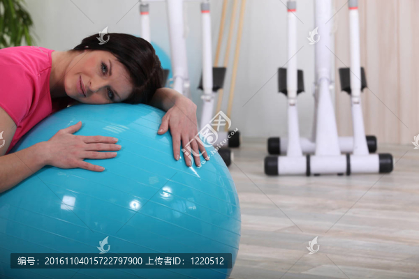 健身女子傾斜健身氣球