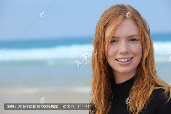 在潛水服在海灘上的少女