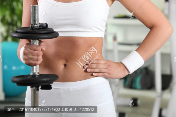 女子在健身房舉重