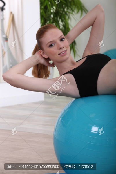 在瑞士球上鍛煉的女人