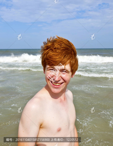 男孩喜歡大海的波浪