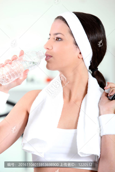 運動后的年輕女子飲用水