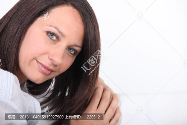 棕色頭發(fā)的女人，藍色的眼睛