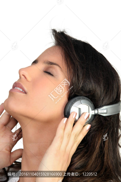 女人用耳機聽音樂