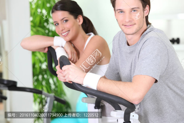 兩個年輕人在心肺機上休息