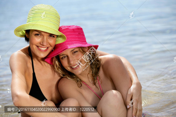 兩個女人在海灘上