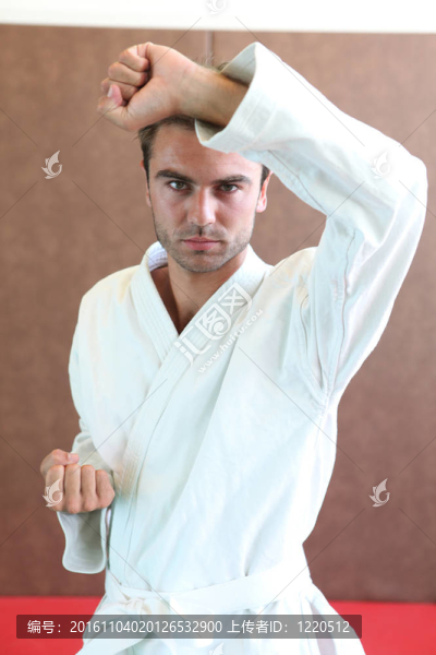 男子穿著武術(shù)服站在防御立場(chǎng)