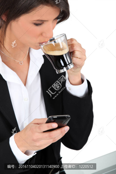 電話和咖啡的女人