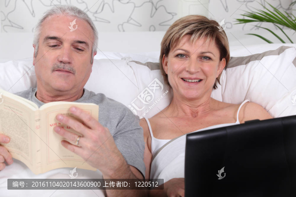 成熟的夫婦在床上放松