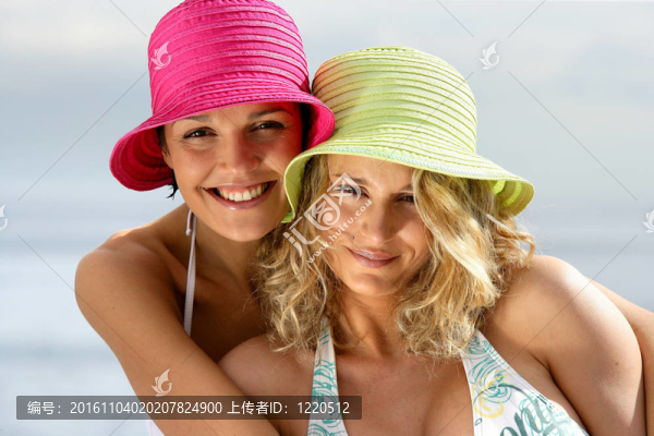 兩個海灘上的兩個女人的畫像