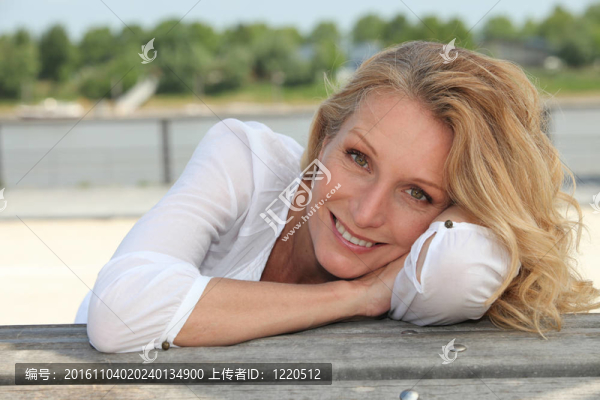 輕松愉快的女子坐在海濱