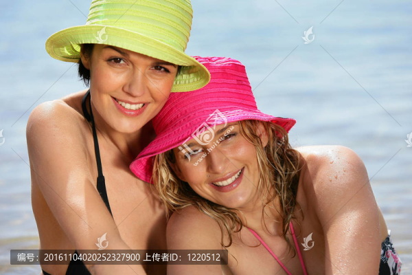 兩個(gè)海灘上的兩個(gè)女人的畫(huà)像