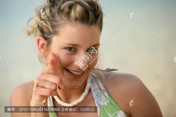 年輕的金發(fā)女人微笑
