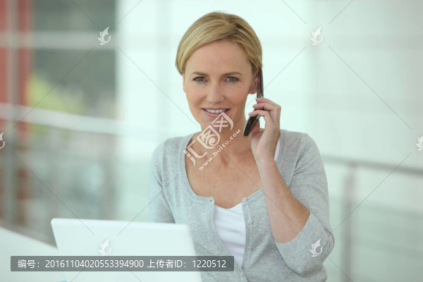在電話上的一個女人的畫像