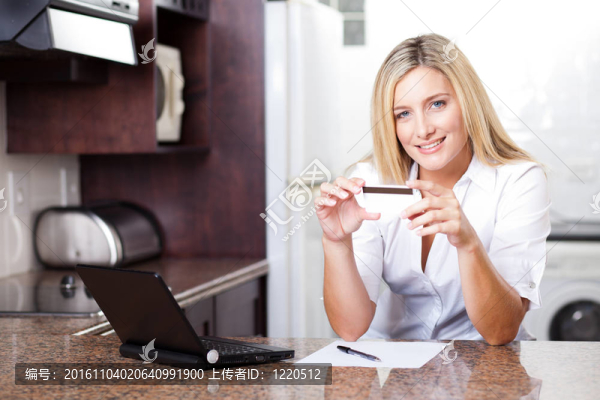 金發(fā)女子持有信用卡