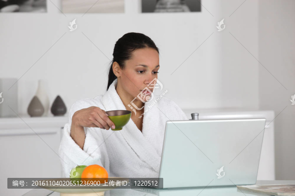穿著睡衣在家里喝咖啡的女人