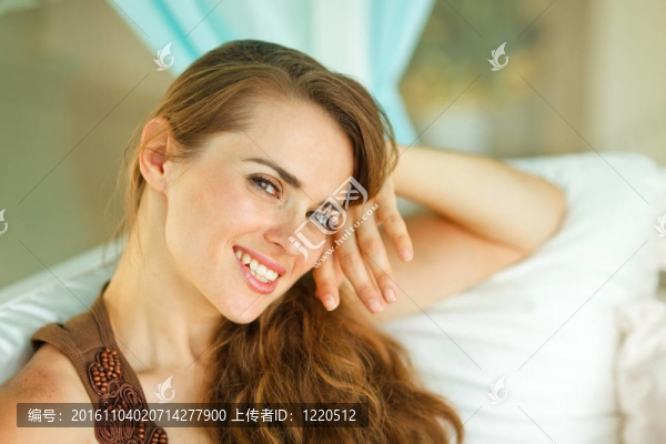 美麗的年輕女人的肖像
