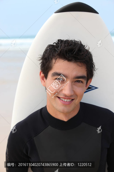 年輕男性沖浪者與他的董事會