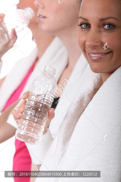 運動后的婦女飲用水