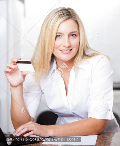 金發(fā)女子持有信用卡