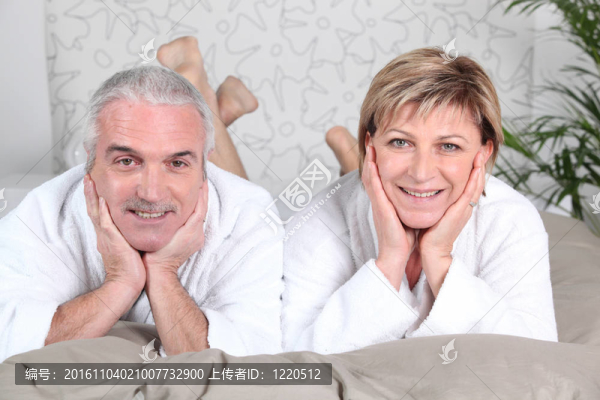 躺在床上的夫婦