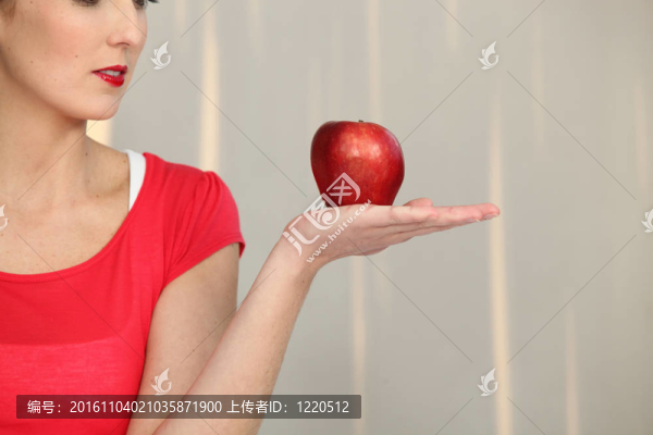 拿著一個蘋果的女人