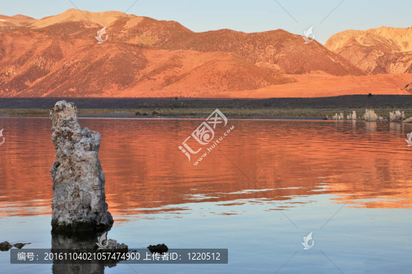 非常美麗的風(fēng)景。日落湖上的單湖