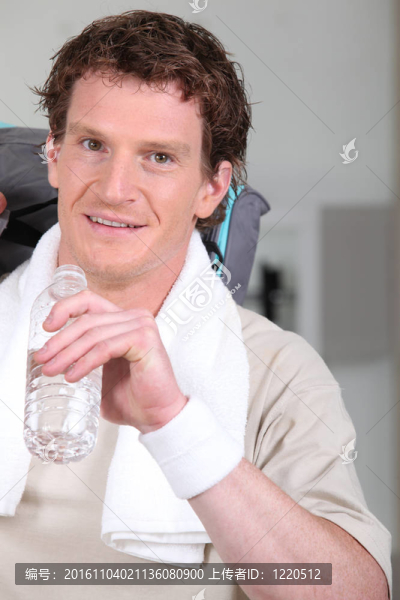 運動員喝一瓶水