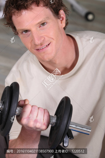 瀟灑的男人舉杠鈴